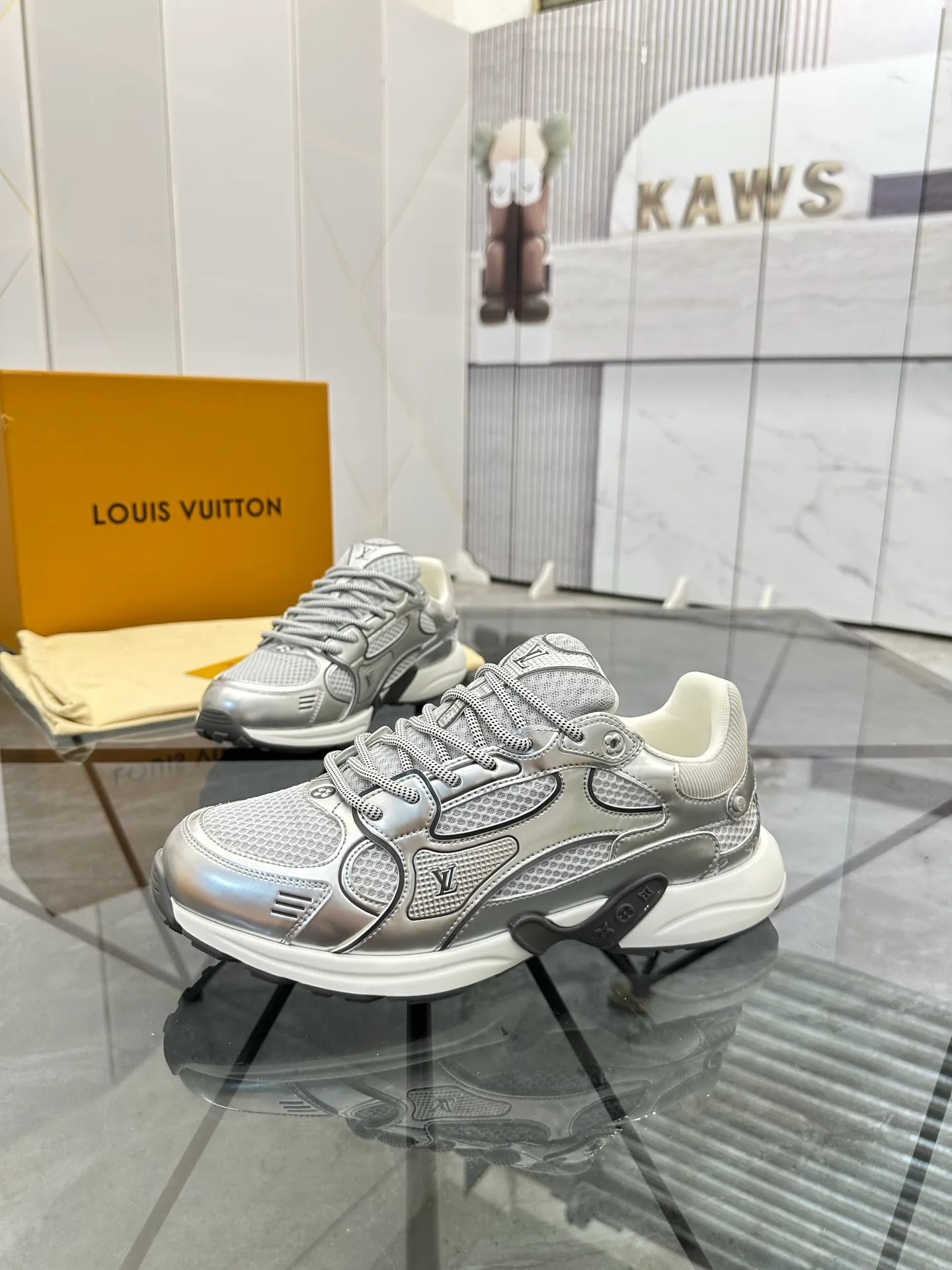 Men's shoes: 💰P660¥ Top quality Product trademark: LV* "Louis Vuitton*" low-top casual shoes Regular size: 35-44 (can be customized to 45.46) Couple style Product materials: Upper imported cowhide stitching original material, breathable lining, original outsole. Number: H218